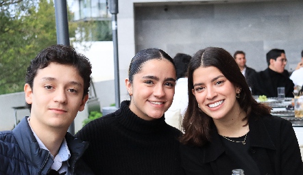  Patricio Atch, Andrea Herrera y Cinthia González.
