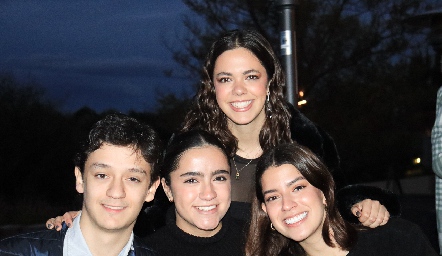  Patricio Atch, Andrea Herrera, Montserrat Martínez y Cinthia González.