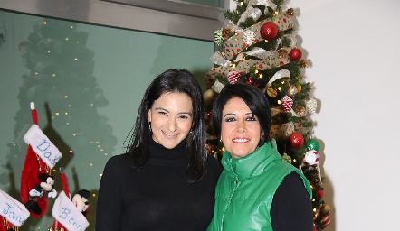  Lupita Escobar y Zaira Ríos.