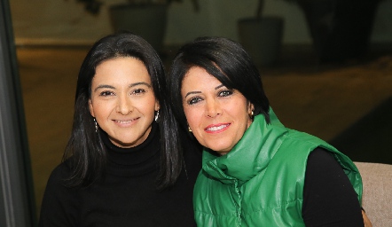  Lupita Escobar y Zaira Ríos.
