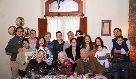  Gladis Mena de Villasana celebrando su cumpleaños con toda su familia.