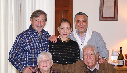  Gladis Mena de Villasana y Rodrigo Villasana con sus hijos Vicente, Gladis y Alejandro.