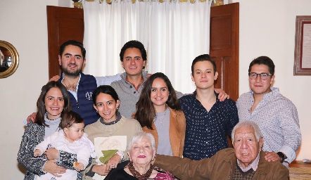  Gladis Mena de Villasana y Rodrigo Villasana con sus nietos y bisnietos.