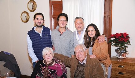  Sebastián, Alejandro, Alejandro y Claudia Villasana, Gladis Mena y Rodrigo Villasana.