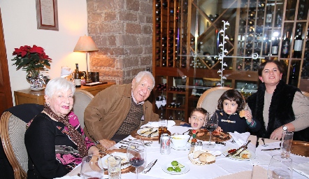  Gladis Mena y Rodrigo Villasana con sus bisnietos Sebastián y Elena y Claudia Ávila.