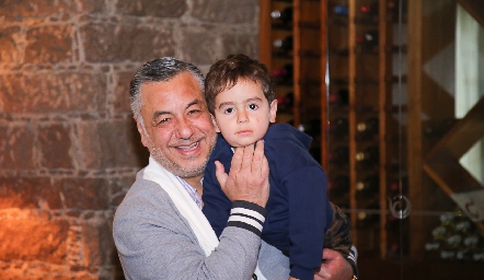  Alejandro Villasana con su nieto Sebastián.