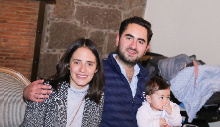  Alejandra Ascanio y Sebastián Villasana con su hija María Emilia.