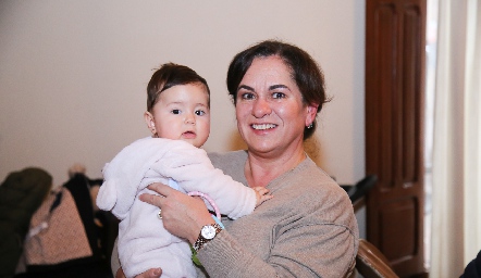  Claudia Ávila con su nieta María Emilia.
