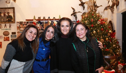  Claudia Flores, Rosy Hernández, Claudia Jonguitud y Laura Martínez.