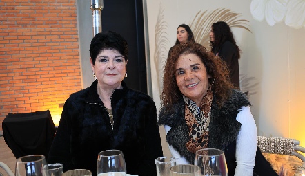  Valeria García  y Patricia Hernández.