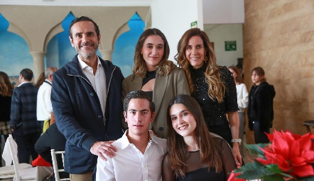  Javier Díaz de León, Sofía Garza, Adriana Cázares, Juan Azcona y Camila Garza.