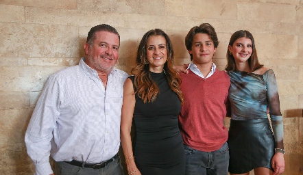  Rodrigo Gómez y Mónica Galarza con sus hijos Rodrigo y Roberta.