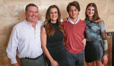 Rodrigo Gómez y Mónica Galarza con sus hijos Rodrigo y Roberta