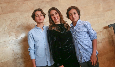  Vanessa Galarza con sus hijos.