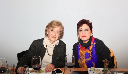  Cristina Cánovas y Adela Martínez.