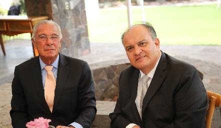  José Manuel Rosillo y Jesús López, papás de los novios.