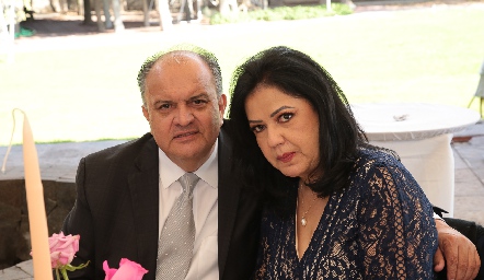  Jesús López y María Elena Gutiérrez, papás del novio.