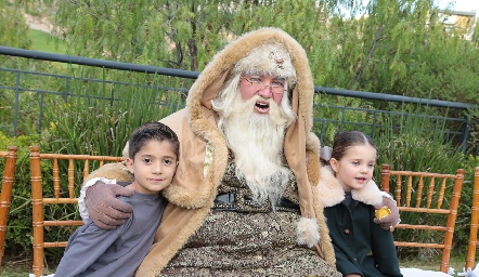  José Manuel, Santa Claus y Ana.