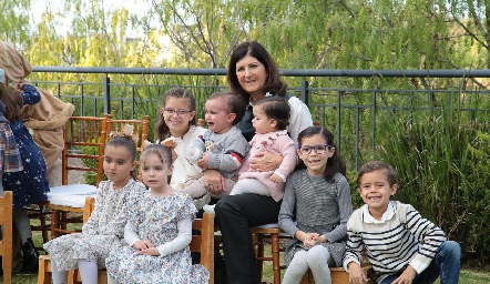  Marus Hernández con todos sus nietos.