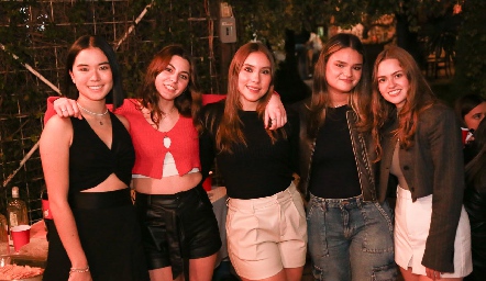  Asae Valle, Vale Figueroa, Natalia Gómez, Daniela Noyola y Katia Raitairsky.