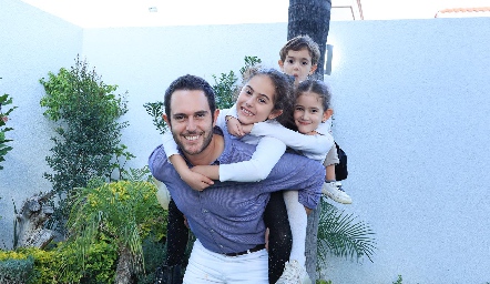   Carlos del Valle y sus hijos Iker, María Inés y Natalia del Valle.