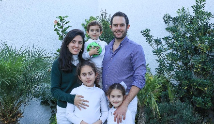  Carlos del Valle y Claudia Díaz de León con sus hijos Iker, María Inés y Natalia.