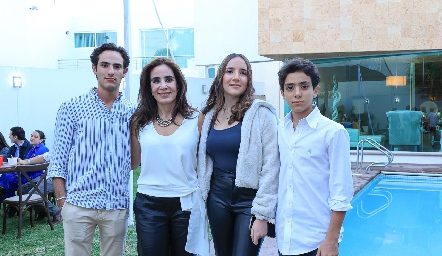  Cristina Chevaile, con sus hijos Memo, Cristi y Diego Domínguez.