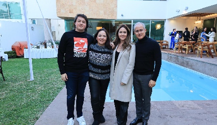  Jorge Aldrett y Claudia Álvarez con sus hijos Jorge y Paulina.