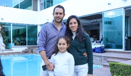  Carlos del Valle y Claudia Díaz de León con su hija María Inés.