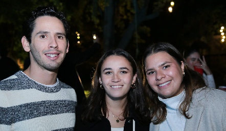  Fer Santibáñez, Vanesa Ruiz y América Duarte.