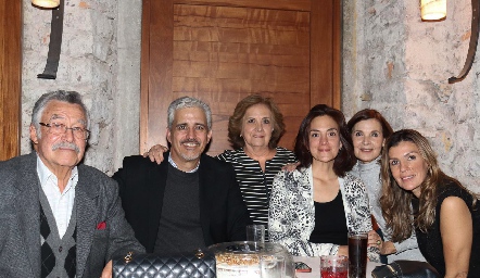  Mario Macías, Pedro Zermeño, Patricia Mendizábal, Patricia Macías, Angélica Hernández y Consuelo Fernández.