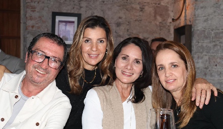  Gerardo Cabrero, Consuelo Fernández, Vicky Cabrero y Montserrat Fonte.