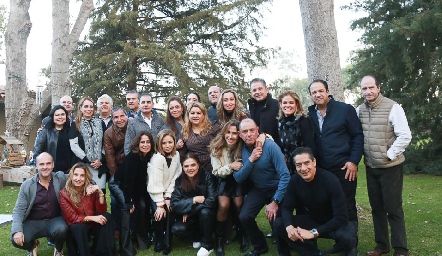  Amiguis con sus parejas celebrando la Navidad.