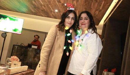  Claudia Artolózaga y Delly Cázares.