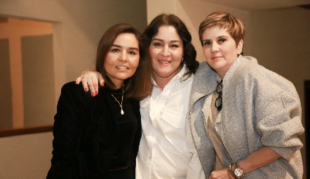  Lorena Torres, Delly Cázares y Claudia Hinojosa.