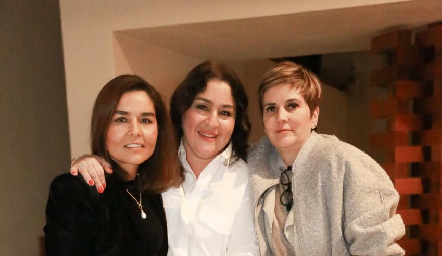  Lorena Torres, Delly Cázares y Claudia Hinojosa.