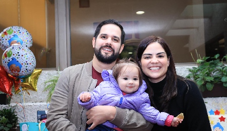  Humberto Rodríguez y Ana Luisa Cabrera con su hija Ana Sofía.