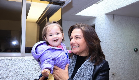  Ana Sofía y su abuela Claudia Quintero .