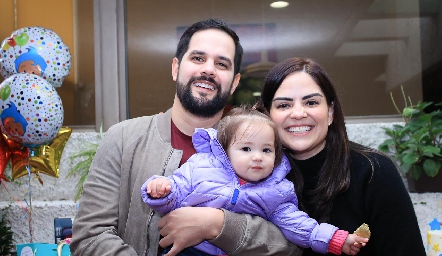  Humberto Rodríguez  y Ana Luisa Cabrera con su hija Ana Sofía.
