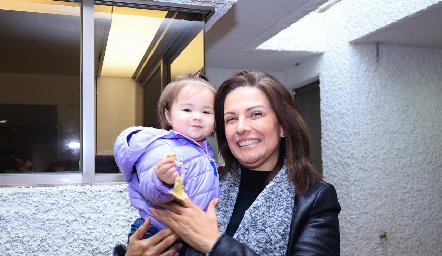  Ana Sofía y su abuela Claudia Quintero.