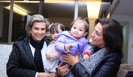  Gaby Portillo y Claudia Quintero con sus nietas Paula y Ana Sofi.
