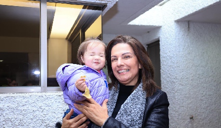 Ana Sofía y su abuela Claudia Quintero.