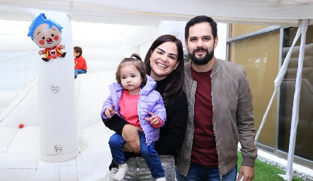  Humberto Rodríguez, Ana Luisa Cabrera y  su hija Ana Sofía Rodríguez.