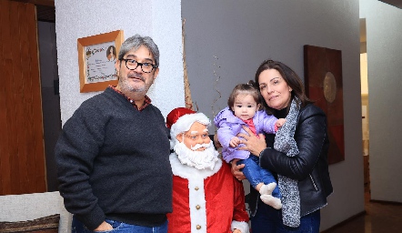  Humberto Rodríguez y Claudia Quintero con su nieta Ana Sofía.