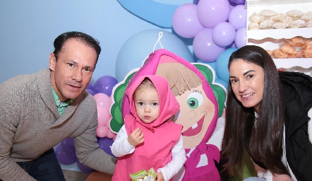  Javier Amozurrutia y Mariana Llaguno con su hija Cayetana.