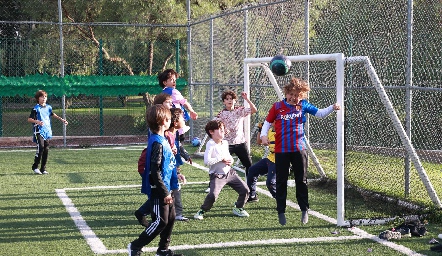  Jugando el mini torneo de fútbol.