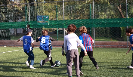  Jugando el mini torneo de fútbol.