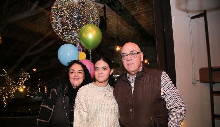  Carolina Abud y Javier González con su hija Caro.