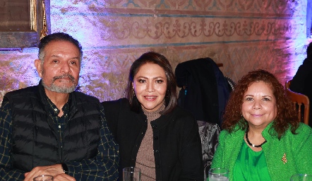 Javier Isordia, Lourdes Martínez y Rosalina Rivera.