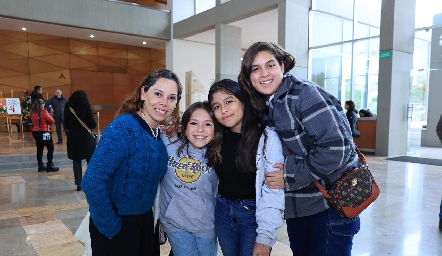  Diana Márquez, Daniela Peña, Chávez Suarez e Isabela.